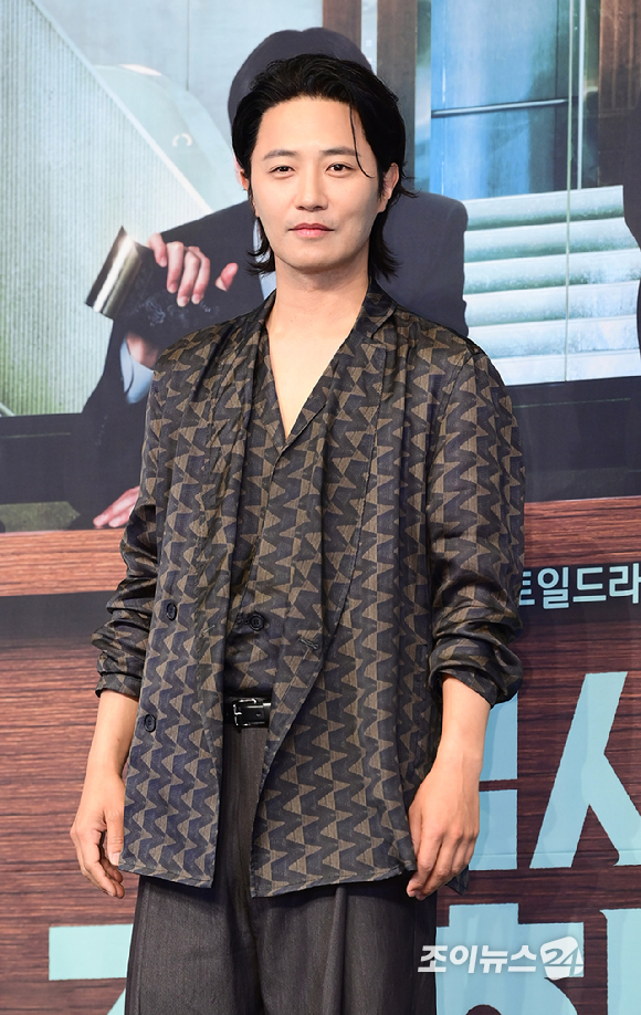 배우 진구가 28일 오후 서울 구로구 신도림동 더링크서울 트리뷰트 포트폴리오 호텔에서 열린 JTBC 새 토일드라마 '신입사원 강회장' 제작발표회에 참석하고 있다. [사진=정소희 기자]