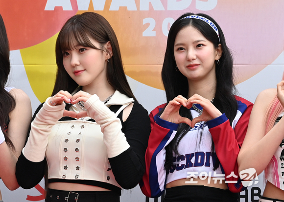 그룹 케플러 김채현과 최유진이 25일 오후 서울 잠실학생체육관에서 열린 '2022 K 글로벌 하트 드림 어워즈' 레드카펫에 참석해 포즈를 취하고 있다. [사진=김성진 기자]