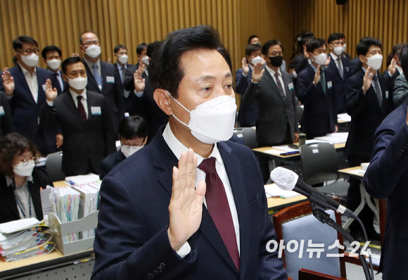 오세훈 서울시장이 12일 서울시청에서 열린 국회 행정안전위원회의 서울시에 대한 국정감사에 증인선서를 하고 있다. [사진=김성진 기자]