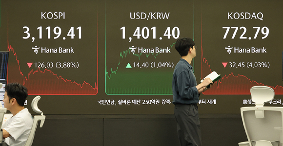1일 서울 중구 하나은행 본점 딜링룸에서 직원들이 업무를 보고 있다. 이날 코스피는 전장보다 126.03포인트(3.88%) 내린 3,119.41에 장을 마쳤다. [사진=연합뉴스]