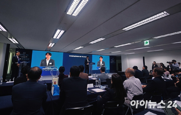 하정우 부위원장 "대체불가 글로벌 AI 핵심 공급망 국가 도약...모두의 AI 실현 뒷받침"
