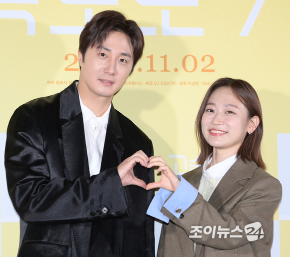 배우 정일우와 김슬기가 26일 오후 서울 CGV 용산아이파크몰에서 열린 영화 '고속도로 가족'(감독 이상문) 언론시사회에 참석해 포토타임을 갖고 있다. [사진=정소희 기자]
