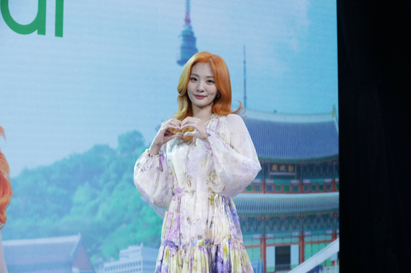 볼빨간사춘기 안지영이 20일 새 미니앨범 '서울' 발매 기념 쇼케이스에서 포즈를 취하고 있다. [사진=쇼파르뮤직]