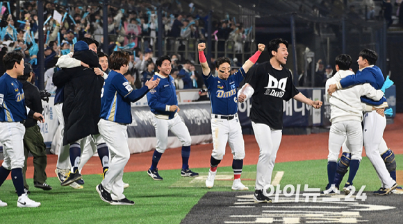 31일 오후 경기도 수원 KT위즈파크에서 열린 '2023 KBO 포스트시즌 플레이오프' 2차전 KT 위즈와 NC 다이노스의 경기가 3-2 NC의 승리로 끝났다. 9회말 2사 만루 상황 KT 오윤석의 타구를 NC 유격수 김주원이 잡아내자 NC 선수들이 승리의 기쁨을 나누고 있다. [사진=정소희 기자]