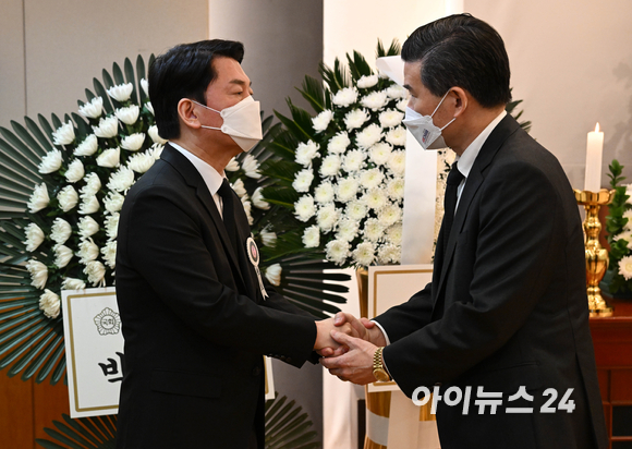 제임스 김 암참(주한미국상공회의소) 회장이 20일 서울 종로구 서울대병원 장례식장에 마련된 안철수 제20대대통령직인수위원장 부친의 빈소를 찾아 조문을 하고 있다. [사진=인수위 사진기자단]