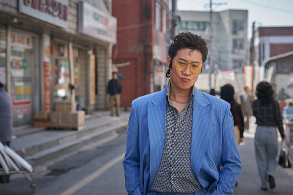 배우 진선규가 넷플릭스 시리즈 '애마' 인터뷰에 앞서 포즈를 취하고 있다. [사진=넷플릭스]