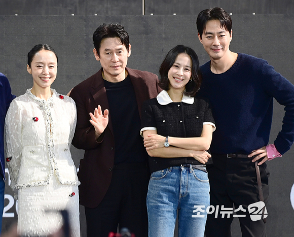 (왼쪽부터)이창동 감독-배우 전도연-설경구-조여정-조인성이 7일 부산 해운대구 영화의전당에서 열린 제31회 부산국제영화제 '가능한 사랑' 오픈토크에 참석하고 있다. [사진=정소희 기자]