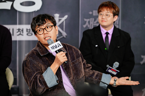 '티처스3: 재수전쟁' 출연자들과 김승훈 CP [사진=채널A]