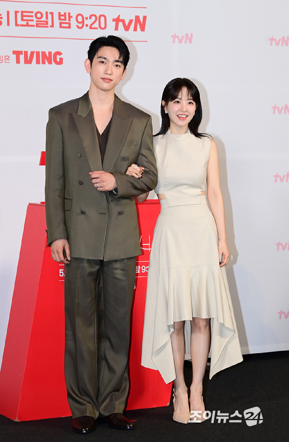 배우 박진영과 박보영이 21일 오후 서울 영등포구 CGV 영등포에서 열린 tvN '미지의 서울' 제작발표회에서 참석하고 있다. [사진=정소희 기자]