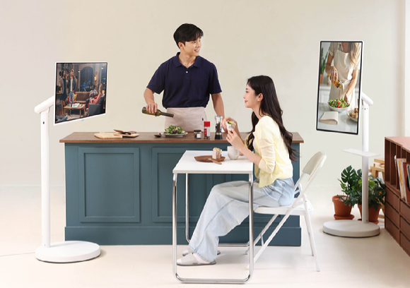 삼성전자 모델이 무빙스타일 엣지와 무빙스타일 M7으로 콘텐츠를 감상하고 있다. [사진=삼성전자]