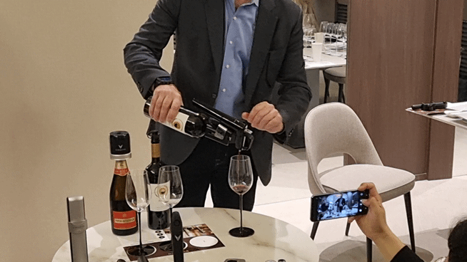 그레그 람브레트 코라빈 CEO가 지난 22일 서울 잠실 클럽코라빈서 진행한 기자간담회에서 코라빈 제품을 설명하고 있다. [사진=전다윗 기자]