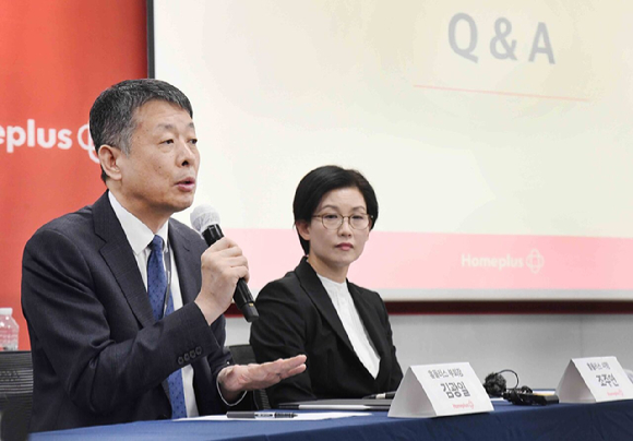 동대문점 입구 앞에 일요일 정상영업을 알리는 안내판이 놓여 있다. [사진=진광찬 기자]