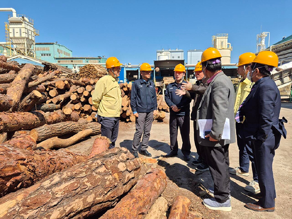 산림청은 7일 임산물 수출&middot;입기업과 물류 애로, 수출 위축 우려 등 대응방안 논의를 위한 간담회를 개최했다 [사진=산림청]