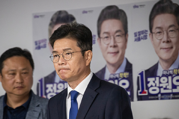 정원오 전 성동구청장이 4일 제9회 전국동시지방선거 관련 입장을 밝히기 위해 서울 중구 세종대로 캠프에 입장하고 있다. [사진=연합뉴스]