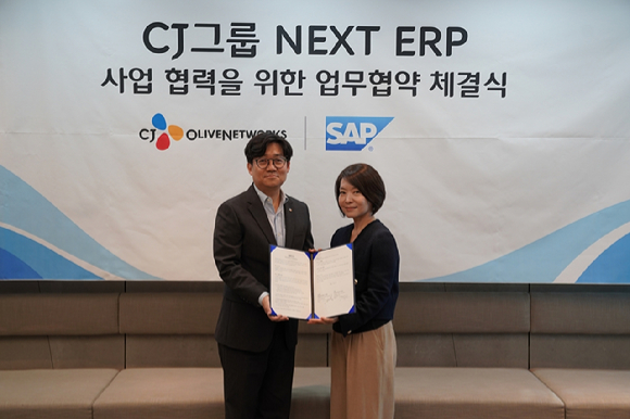 지난 6일 유인상 CJ올리브네트웍스 대표(왼쪽)와 신은영 SAP Korea 대표(오른쪽) 등 주요 관계자들이 참석한 가운데 전략적 파트너십을 위한 양해각서를 체결했다. [사진=CJ올리브네트웍스]