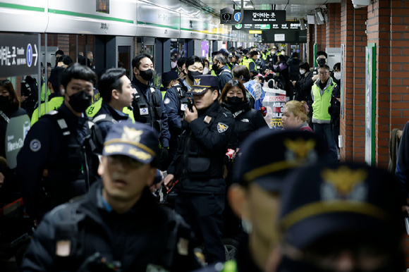 전국장애인차별철폐연대(전장연)이 20일 서울 지하철 시청역에서 정부의 장애인 이동권 포함 증액예산안 반영을 촉구하며 지하철 탑승을 기다리고 있다. [사진=뉴시스]