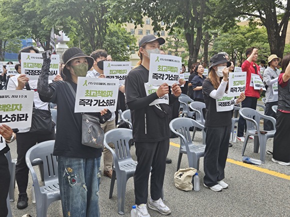 오송참사 유가족·생존자협의회, 시민대책위원회 관계자 등이 11일 충북도청 정문 앞에서 오송 참사 최고 책임자에 대한 검찰의 기소를 촉구하고 있다.[사진=독자 제공]