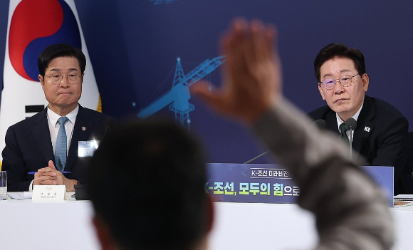 이재명 대통령이 13일 호텔현대 바이 라한 울산에서 열린 K-조선 미래비전 간담회에서 김정관 산업통상부 장관의 발표를 듣고 있다. [사진=연합뉴스]