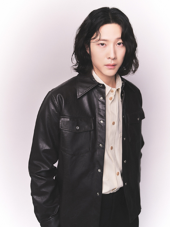 배우 이종원이 MBC 금토드라마 '밤에 피는 꽃' 인터뷰에 앞서 포즈를 취하고 있다. [사진=더블랙레이블]