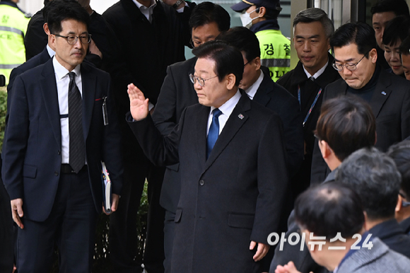 이재명 더불어민주당 대표가 25일 서울 서초구 중앙지방법원에서 위증교사 혐의 재판 1심 선고 무죄 판결을 받은 후 법원을 떠나고 있다. [사진=사진공동취재단]