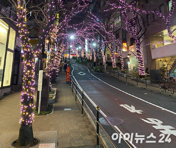 올해 일본의 출생아 수가 67만 명을 밑돌 가능성이 커지면서 정부의 재정&middot;경제 계획 전반을 근본부터 재검토해야 한다는 우려가 커지고 있다. 사진은 본 기사 내용과 무관. [사진=EPA/연합뉴스]