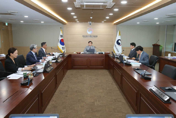 김종철 방송미디어통신위원장(가운데)이 15일 정부과천청사에서 제10차 전체회의를 진행하고 있다. [사진=방미통위]