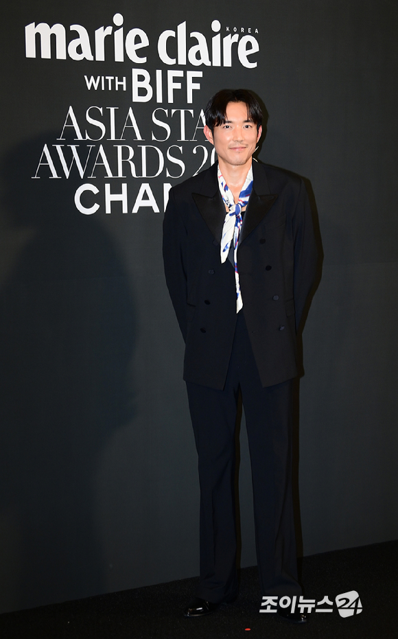 배우 저스틴 민이 18일 부산 해운대구 중동 파라다이스호텔에서 열린 '2025 마리끌레르 아시아스타어워즈' 포토콜 행사에 참석하고 있다. [사진=정소희 기자]
