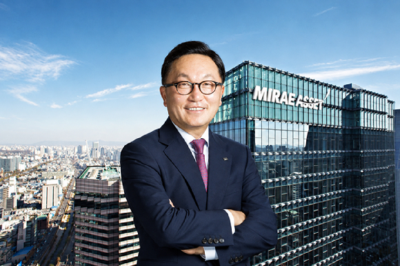 미래에셋증권 센터원 건물 전경과 박현주 회장. 생성형 인공지능(AI) 활용 편집 이미지 [사진=챗GPT 제작]