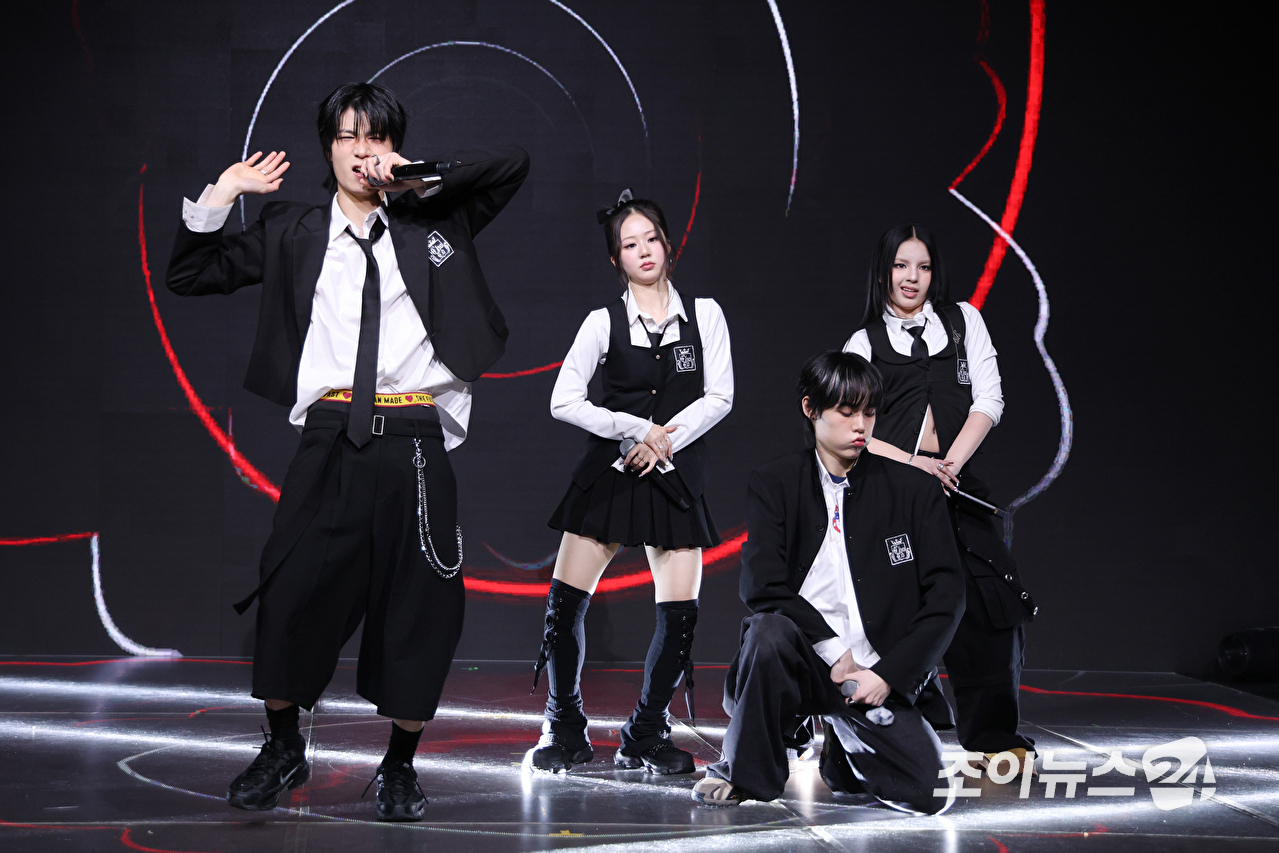 그룹 초코(ChoCo)가 24일 오후 서울 마포구 상암동 쇼킹케이팝센터에서 열린 초코엔터테인먼트 첫 패밀리 앨범 '초코 라 파밀리아(ChoCo La Familia)' 발매 기념 쇼케이스에 참석해 멋진 무대를 펼치고 있다. [사진=문수지 기자]