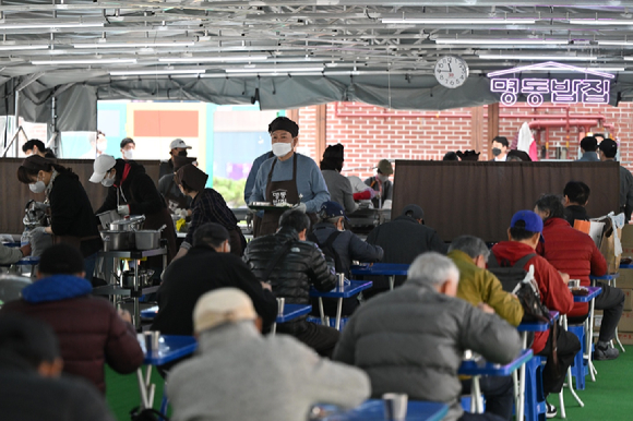 윤석열 대통령 당선인이 30일 서울 명동성당 내 무료 급식소인 명동밥집을 찾아 배식 봉사활동을 하고 있다. [사진=당선인 대변인실]