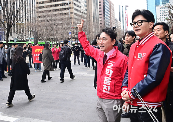 한동훈 국민의힘 비상대책위원장과 박용찬 영등포을 후보가 25일 오전 서울 영등포구 여의도역에서 출근길 인사를 하고 있다. [사진=곽영래 기자]