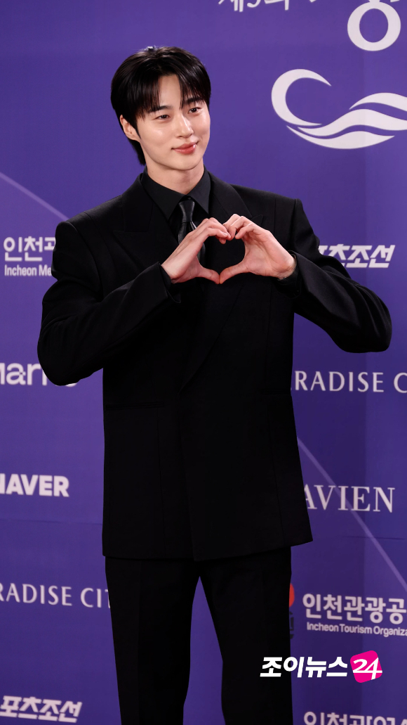 배우 변우석이 31일 오후 인천시 영종구 운서동 파라다이스시티에서 열린 제5회 청룡시리즈어워즈 레드카펫 행사에 참석하고 있다. [사진=문수지 기자]