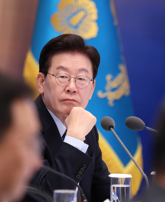 이재명 대통령이 지난 23일 청와대에서 열린 규제합리화위원회 2차 전체회의에서 참석자 발언을 듣고 있다. [사진=연합뉴스]