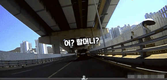 도로에서 갑자기 쓰러진 할머니를 돕기 위해 오토바이를 세우고 경찰이 올 때까지 보호한 운전자의 사연이 화제가 되고 있다. 영상은 유튜브 채널 '그것이 블랙박스' 캡처. [영상=유튜브 '그것이 블랙박스']