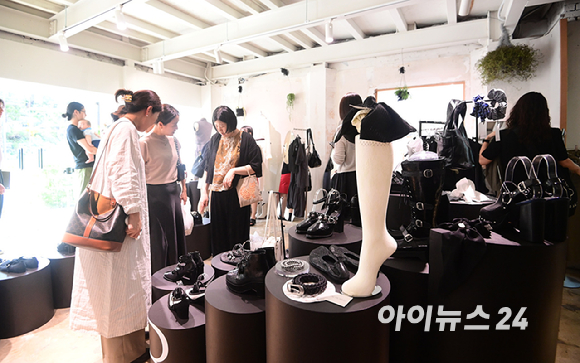 유니크한 무드로 패션 피플들에게 사랑 받는 디자이너브랜드 아크로밧(Acrobat)이 29일 북촌 플래그십 스토어를 오픈했다. 방문객들이 상품을 둘러보고 있다. [사진=정소희 기자]
