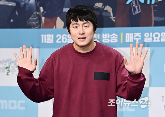 만화가 겸 방송인 기안84가 23일 오후 서울 마포구 MBC 골든마우스홀에서 열린 MBC 예능 프로그램 '태어난 김에 세계일주3' 제작발표회에서 포즈를 취하고 있다. '태어난 김에 세계일주3'은 원시의 바다이자 태초의 자연을 품은 비밀의 섬, 마다가스카르로 떠나는 세 번째 여행기다. 오는 26일 오후 9시 10분 첫 방송 [사진=곽영래 기자]