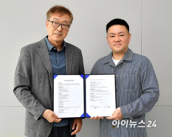 아이뉴스24 이창호 대표이사(완쪽)와 아스펙트이엔티 장용혁 대표가 1일 오후 서울 영등포구 아이뉴스24 사옥에서 아이뉴스24와 아스펙트이엔티 업무협약식(MOU)을 갖고 있다.이번 업무협약식은 아이뉴스24와 아스펙트이엔티가 문화 콘텐츠 사업, 지자체 행사, 공간 기반 콘텐츠 사업 등 다양한 프로젝트를 공동 추진하기 위하여 상호 협력 관계를 구축하는 것을 목적으로 이루어졌다. [사진=곽영래 기자]