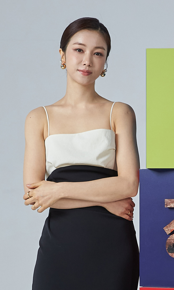 배우 김옥빈이 18일 온라인으로 진행된 'Apple과 박찬욱 감독 콜라보 프로젝트' 기자간담회에 참석해 포즈를 취하고 있다. [사진=Apple]