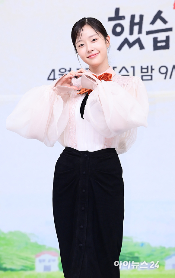 배우 임수정과 채원빈이 같은 옷을 입고 우아한 매력을 뽐냈다. 왼쪽 사진은 지난 3월 9일 열린 tvN 새 토일드라마 '대한민국에서 건물주 되는 법' 제작발표회에 참석한 임수정의 모습. 오른쪽은 15일 열린 SBS 새 수목드라마 '오늘도 매진했습니다' 제작발표회에 참석한 채원빈의 모습. [사진=정소희 기자]