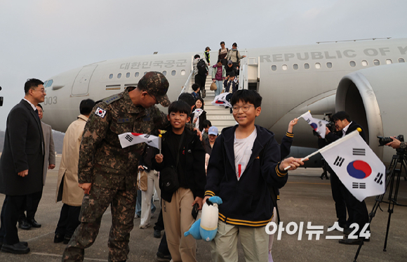 중동 전쟁 확대로 레바논에 체류 중이던 우리 국민 204명과 외국 국적 가족 5명 및 우방국(일본) 국민 2명 등 총 211명이 대한민국 군 수송기(KC-330)를 타고 15일 오후 성남공항에 도착하고 있다. 2026. 03.15. [사진=사진공동취재단]