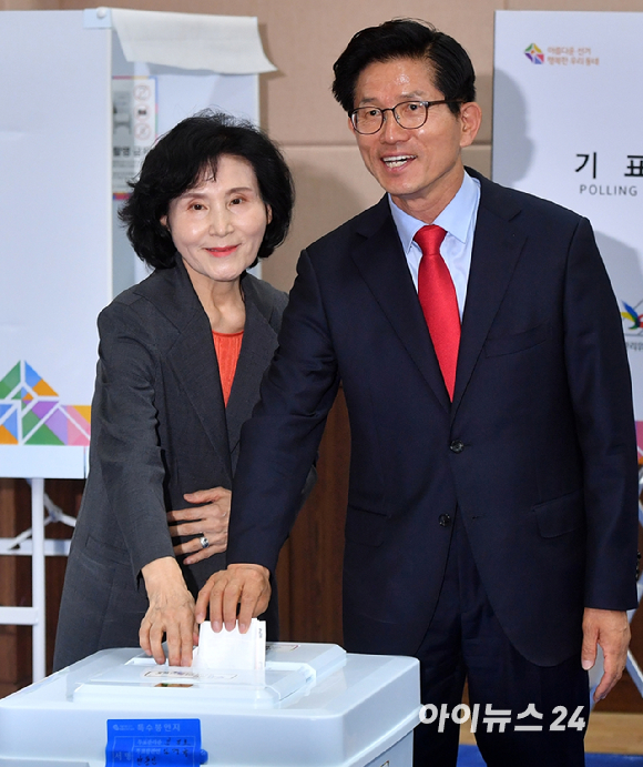 김문수 국민의힘 대선 후보의 배우자 설난영 여사가 김 후보를 부르는 애칭과 첫 만남 당시 느낌을 밝혔다. 사진은 김 후보가 지난 3일 오후 경기 일산 킨텍스에서 열린 제5차 전당대회에서 아내 설난영 여사 기념촬영을 하고 있는 모습. [사진=곽영래 기자]
