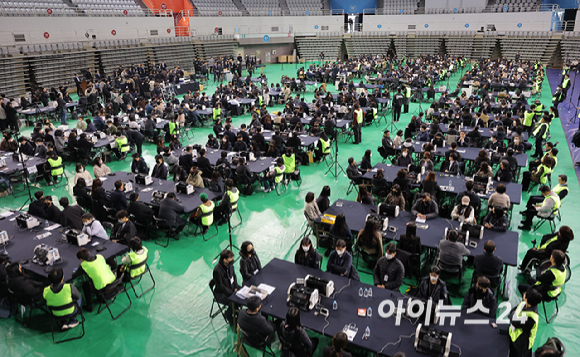 28일 서울 송파구 올림픽공원 핸드볼경기장에서 이태한 선거관리위원회 특별검사팀 관계자, 사무원, 참관단이 6&middot;3 지방선거 투표용지 공개검증을 준비하고 있다. [사진=사진공동취재단 ]