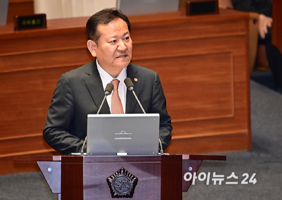 이상민 행정안전부 장관이 9일 오후 서울 여의도 국회에서 열린 본회의에서 박지원 더불어민주당 의원의 대정부 질문(정치에 관한 질문)에 답하고 있다. [사진=곽영래 기자]