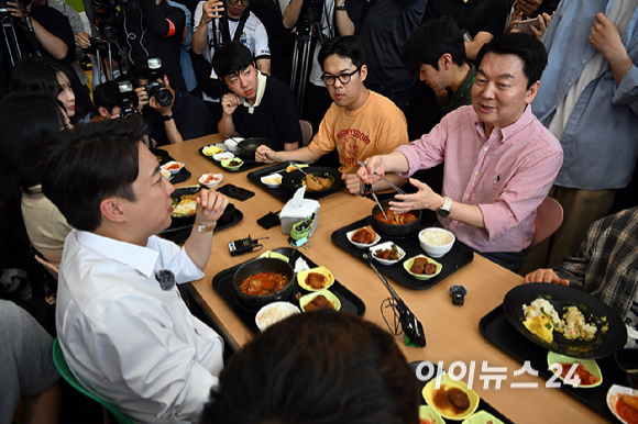 이준석 개혁신당 대선 후보와 안철수 국민의힘 공동선거대책위원장이 21일 경기 성남시 가천대학에서 진행한 '학식먹자 이준석' 행사에서 악수를 나누고 있다. [사진=곽영래 기자]