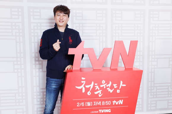 이종재 감독이 1일 열린 tvN 새 월화드라마 '청춘월담' 온라인 제작발표회에서 포즈를 취하고 있다. [사진=tvN]