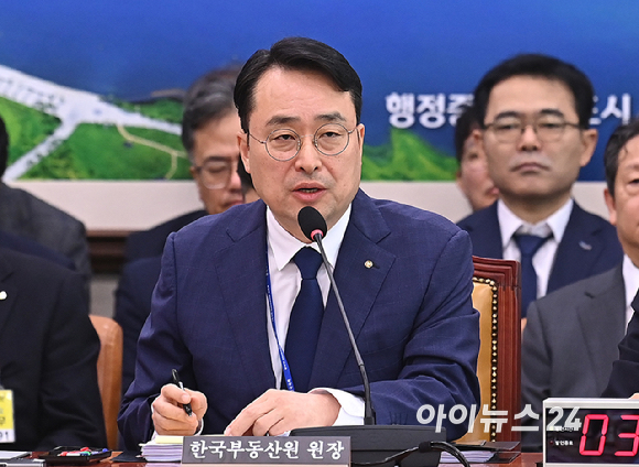 이헌욱 한국부동산원장이 15일 서울 여의도 국회 국토교통위원회에서 열린 한국부동산원, 주택도시보증공사 등에 대한 국정감사에서 질의에 답변하고 있다. [사진=곽영래 기자]