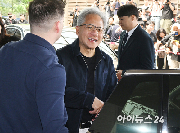 젠슨 황 엔비디아 최고경영자(CEO)가 5일 오후 전세기를 통해 서울김포비즈니스항공센터로 입국하고 있다. [사진=정소희 기자]