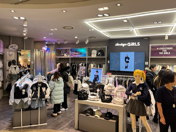 로엠걸즈 '오로라 패딩'(왼쪽)과 더데이걸 '힙해 다운' [사진=이랜드리테일]