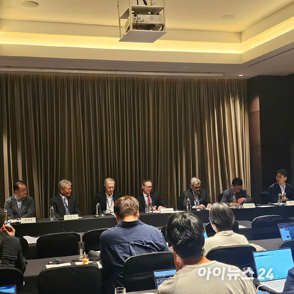 지난 9일부터 시작돼 오는 12일까지 나흘간 서울 여의도 콘래드호텔에서 열리고 있는 '셈텍 아시아(Cemtech Asia) 2025'에서 특별 프로그램으로 국내외 전문가가 참여하는 토론회가 열렸다. [사진=이효정 기자 ]