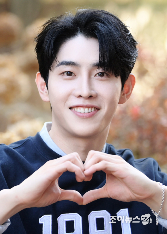 '불타는 트롯맨'에서 최종 10위를 기록하며 대중들에 눈도장을 찍은 가수 박현호가 14일 서울 마포구 상수동에서 진행된 조이뉴스24와의 인터뷰에 앞서 포즈를 취하고 있다. [사진=정소희 기자]